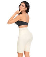Load image into Gallery viewer, Ann Michell Licra Latex Line Short Small waist and two sizes larger in the hips Half leg – view 3